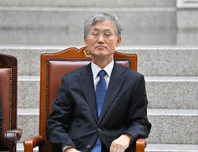 조희대 대법원장이 21일 서울 서초구 대법원에서 열린 김성수 대법관 취임식에 참석해 자리에 앉아 있다. (사진=연합뉴스)