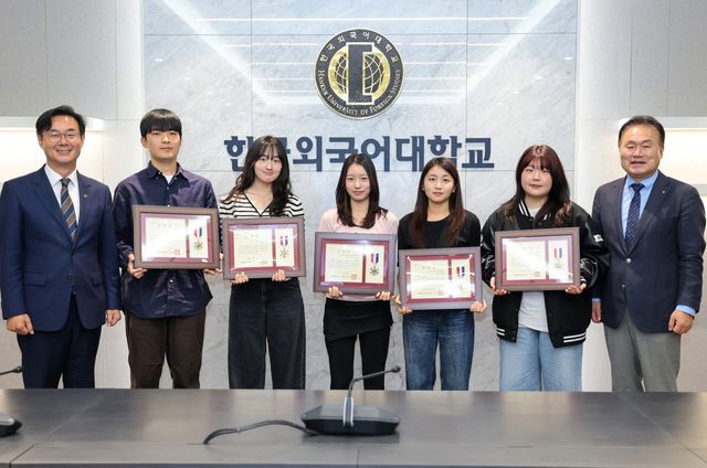 22일 한국외국어대학교에서 열린 ‘2026년 여름방학 외대쌤 영어브릿지 표창 수여식’에서 최동민(왼쪽) 동대문구청장과 강기훈(오른쪽) 한국외대 총장이 수상자들과 기념촬영을 하고 있다. (사진=동대문구)
