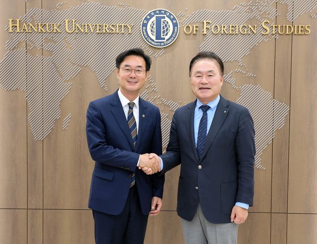 최동민 동대문구청장과 강기훈 한국외국어대 총장이 22일 ‘2026년 여름방학 외대쌤 영어브릿지 표창 수여식’에서 악수를 하고 있다. (사진=동대문구)