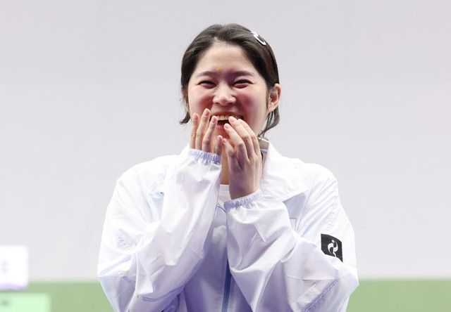 23일 일본 아이치현 종합 사격장에서 열린 2026 아이치·나고야 아시안게임 사격 여자 10m 공기권총 결선에서 금메달을 획득한 추가은이 시상대에 올라 환하게 웃고 있다. 사진=연합뉴스