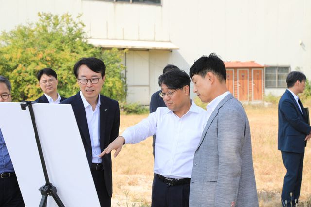 이성훈 한국토지주택공사(LH) 사장이 23일 서울시 도봉구 성대야구장을 찾아 추진 현황을 점검하고 있다.(사진=한국토지주택공사)