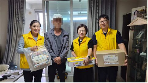 한림대동탄성심병원 사나래봉사단원들이 지역 취약계층 가정을 방문해 추석맞이 후원 물품을 전달했다.
