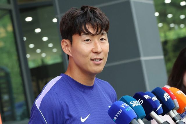 손흥민이 '모레노호'의 첫 A매치 에콰도르전을 하루 앞둔 23일 충남 천안시 코리아풋볼파크에서 공식훈련에 앞서 취재진과 인터뷰하고 있다. 사진=연합뉴스