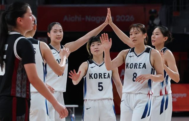 24일 일본 나고야 아이치 인터내셔널 아레나에서 열린 2026 아이치·나고야 아시안게임 여자 농구 한국과 인도네시아의 8강전에서 101-59로 승리한 한국 선수들이 기뻐하고 있다. 사진=연합뉴스