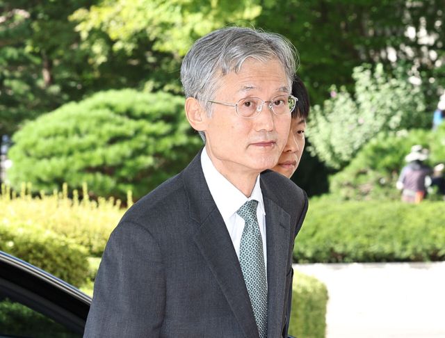 조희대 대법원장이 15일 오전 서울 서초구 대법원 청사로 출근하고 있다. (사진=뉴스1)