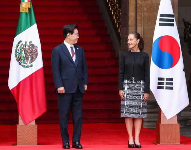 이재명 대통령과 클라우디아 셰인바움 멕시코 대통령이 24일(현지시간) 멕시코시티 대통령궁에서 국빈 방문 공식 환영식이 끝난 뒤 서로를 바라보고 있다. (사진=연합뉴스)