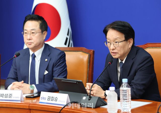 박성준(왼쪽) 더불어민주당 수석대변인과 권칠승 정책위의장이 27일 추석 민심 기자간담회에서 발언하고 있다. (사진=노진환 기자)