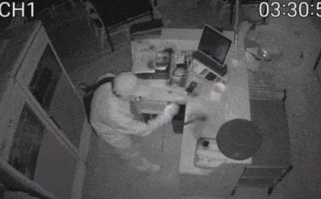 가게 내부에서 훼손 행위하는 용의자들. 가게 내부 CCTV