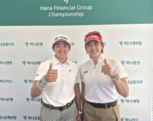 왼쪽부터 이와이 아키, 치지 자매.