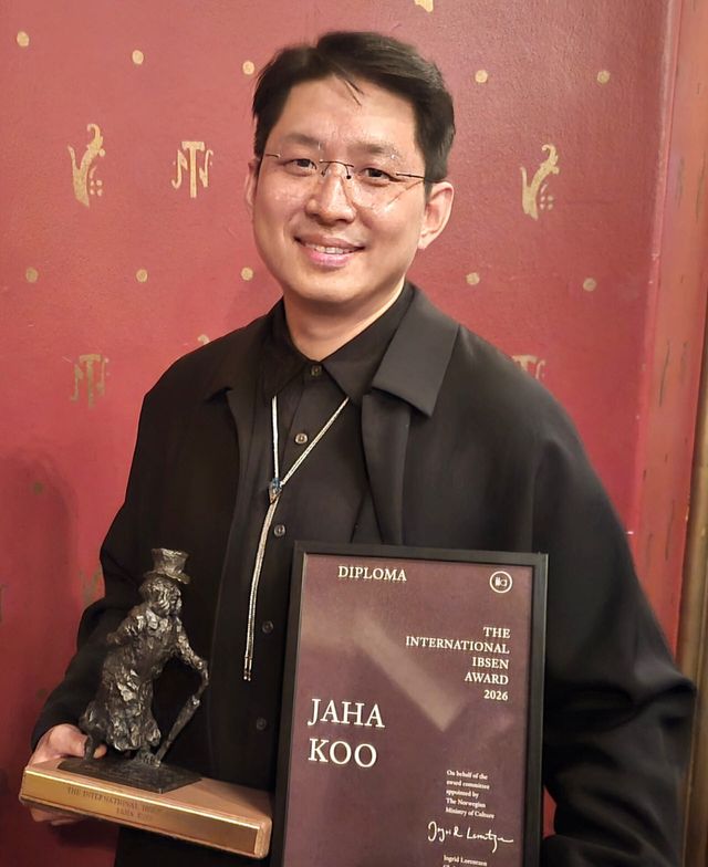 지난 26일(현지시간) 노르웨이 오슬로 국립극장에서 국제입센상을 받은 연출가 구자하가 포즈를 취하고 있다(사진=연합뉴스).