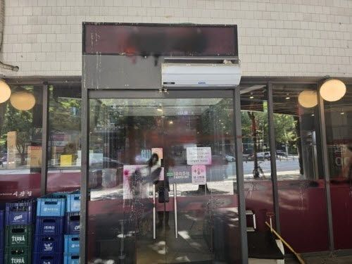 지난 24일 중국 최고지도자 이름을 상호로 쓰는 경기 분당의 한 중식당의 외부가 래커와 페인트 등으로 훼손돼 있다 (사진=연합뉴스)