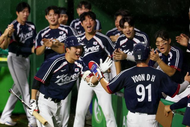 27일 일본 아이치현 도요하시 시민구장에서 열린 2026 아이치·나고야 아시안게임 결승 한국과 일본의 경기. 2회초 무사 2루 한국 문현빈이 1타점 적시타를 치자 홈으로 들어온 주자 윤동희가 동료들의 격려를 받고 있다. 사진=연합뉴스