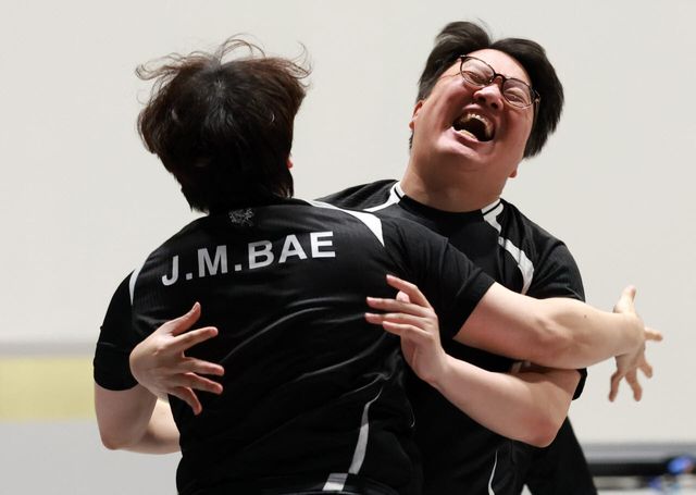 '우승이다!' [도코나메(일본)=뉴시스] 이영환 기자 = 26일 오후(현지 시간) 일본 아이치현 도코나메시 아이치 스카이 엑스포에서 열린 2026 아이치·나고야 아시안게임 e스포츠 대전격투 결승 한국과 일본의 경기, 일본을 꺾고 금메달을 획득한 배재민, 연제길, 이광노가 기뻐하고 있다. 2026.09.26.