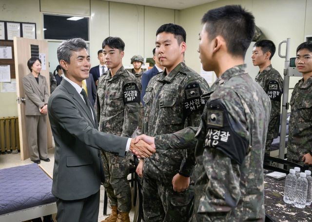 강신철 국방부 장관이 추석연휴 첫날인 24일 중동부전선 최전방 육군 제7보병사단을 방문해 장병들을 격려하고 있다. (사진=연합뉴스)