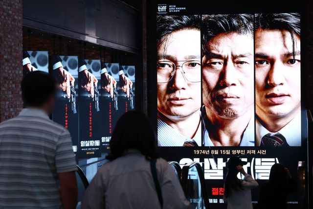 서울의 한 영화관에 걸린 영화 '암살자(들)' 홍보물 (사진=연합뉴스)