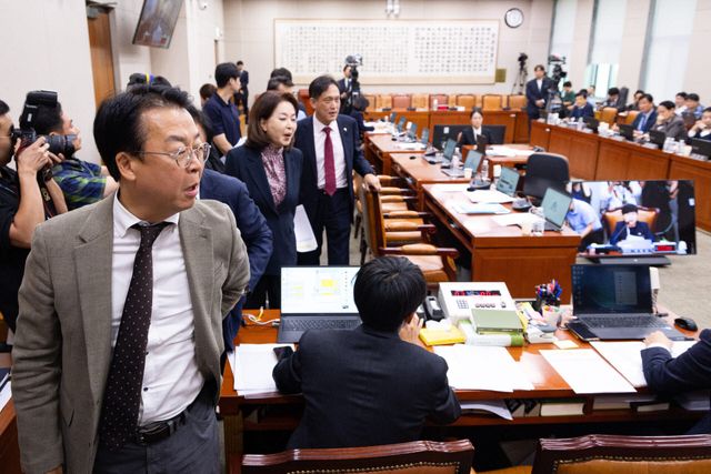 28일 서울 여의도 국회에서 열린 제439회 국회(정기회) 법제사법위원회 제8차 전체회의에서 국민의힘 위원들이 조희대 대법원장 국정감사 증인 채택에 반발하며 퇴장하고 있다. (사진=뉴스1)