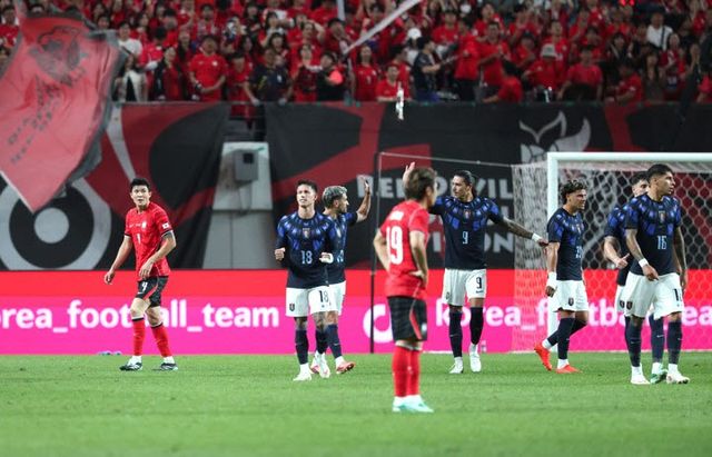 28일 서울월드컵경기장에서 열린 축구 대한민국과 우루과이의 평가전. 한국 김민재와 이강인이 우루과이 히오르히안 데 아라스카에타에게 추가골을 허용한 뒤 아쉬워하고 있다. 사진=연합뉴스