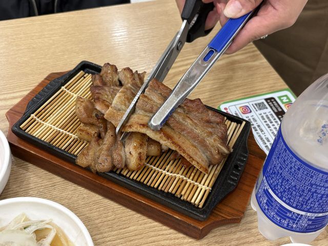 김효정 부모산가든 대표가 숯불에 구운 석갈비를 먹기 좋게 손질하고 있다. (사진=권아인 수습기자)
