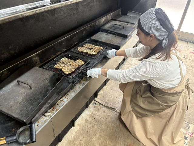 김효정 부모산가든 대표가 숙성된 석갈비를 숯불에 굽고 있다. (사진=권아인 수습기자)