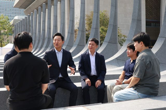 오세훈 서울시장이 30일 서울 광화문광장 감사의정원에서 청년부상제대군인들을 만나 대화하고 있다.(사진=뉴시스)