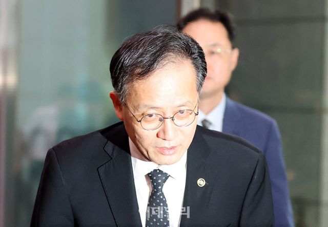 이형일 경제부총리 겸 재정경제부 장관 후보자가 31일 서울 종로구 정부서울청사로 출근을 하고 있다.(사진=이데일리 방인권 기자)