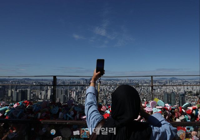 쾌청한 가을 날씨를 보인 6일 서울 용산구 남산서울타워를 찾은 한 외국인 관광객이 사진을 촬영하고 있다. (사진= 노진환 기자)
