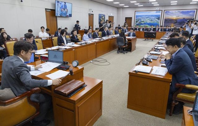 지난 8월 21일 국회 국토교통위원회 위원장인 국민의힘 유의동 의원을 비롯한 여야 의원들이 21일 국회에서 열린 국토위 전체 회의에서 국토부를 비롯한 유관 기관의 2025 회계연도 결산안을 통과시키고 있다.(사진=연합뉴스)