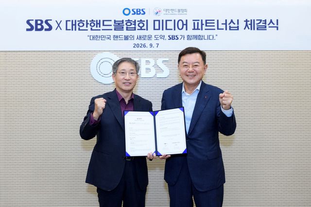금한태(오른쪽) 대한핸드볼협회 수석부회장과 방문신 SBS 대표이사가 7일 서울 목동 SBS 사옥에서 '스포츠 미디어 파트너십' 업무협약(MOU)을 체결한 뒤 기념사진을 찍고 있다. 사진=대한핸드볼협회 제공