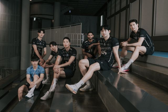 새 유니폼을 입은 천안 현대캐피탈 스카이워커스 선수들. 사진=현대캐피탈 배구단
