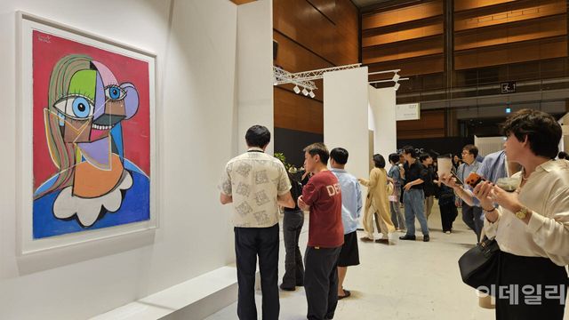‘프리즈 서울 2026’ 전경. 알민 레시 갤러리에 건 조지 콘도의 ‘핑크와 그린으로 그린 여성 인물상’(2025)도 인기를 끌었다. 이 작품은 125만~150만달러(약 17억∼20억원)에 출품됐다(사진=오현주 문화전문기자).