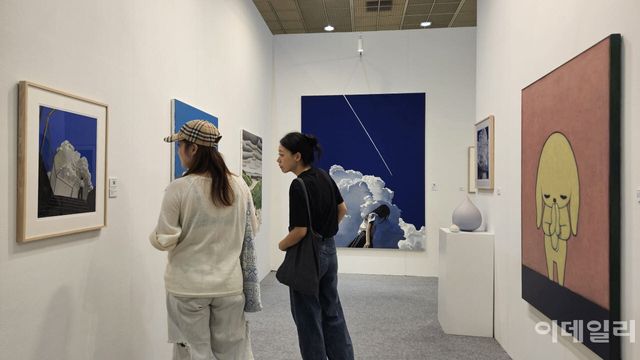 ‘키아프 서울 2026’ 전경. 갤러리조은에 걸린 성률의 크고 작은 회회작품 앞으로 관람객이 끊이질 않았다. 안쪽으로 6500만원에 팔린 150호 ‘클라우드’(2026)가 보인다(사진=오현주 문화전문기자).