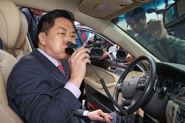 김기현 국민의힘 대표가 지난 26일 서울 마포구 마포경찰서에서 음주운전 예방을 위한 음주운전 방지 장치 시연을 하고 있는 모습. [사진=김기현의원블로그]