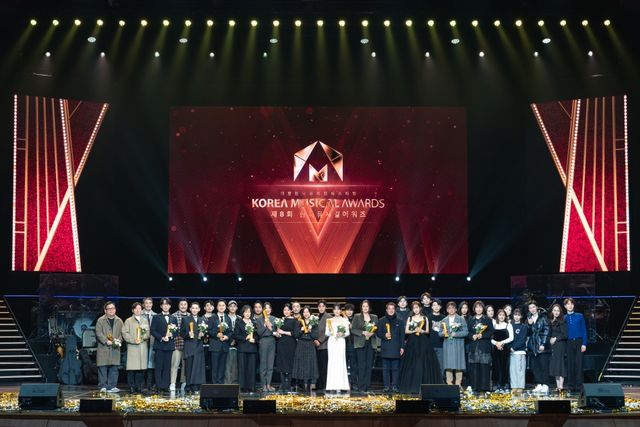 지난 15일 경희대학교 평화의전당에서 개최된 ‘제8회 한국뮤지컬어워즈’에서 참석자들이 기념사진을 촬영하고 있다. [사진=﻿한국뮤지컬협회]