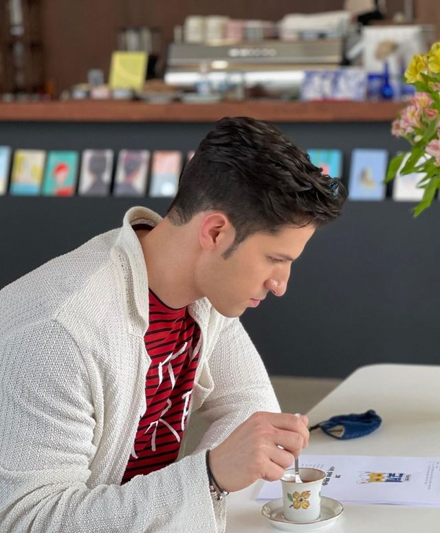 한국 카페에서 에스프레소를 마시고 있는 알베르토 몬디 [사진=알베르토 몬디 인스타그램]