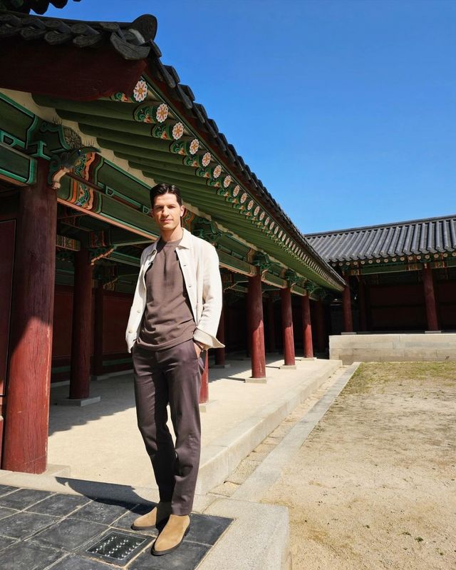 창덕궁에서 기념 사진을 촬영 중인 이탈리아 출신 방송인 알베르토 몬디 [사진=알베르토 몬디 인스타그램]