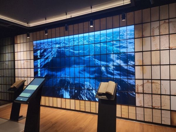 청구도 미디어월 전경(측면) [사진=국립중앙도서관]