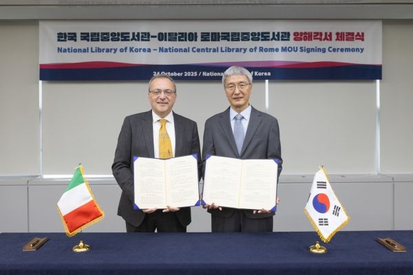 스테파노 캄파뇰로(왼쪽) 이탈리아 로마국립중앙도서관장과 김희섭 국립중앙도서관장(사진=국립중앙도서관)