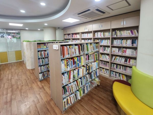 '아이맘 강동 장난감 도서관' 천호점에 비치된 도서들(사진=서울 강동구)