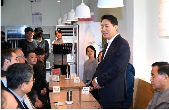 오세훈 서울시장이 '동행스토어' 1호점 음식점 '정담'을 찾아 덕담을 건네고 있다.(사진=서울시)