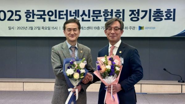 제13대 한국인터넷신문협회 김기정 회장(오른쪽)과 조용만 대표(왼쪽)가 악수를 나누고 있다. (사진제공=한국인터넷신문협회)