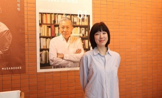 책방무사는 국내 커뮤니티뿐만 아니라 이웃 국가인 일본과의 연계에도 관심이 많다. 얼마 전에는 ‘거리의 사상가’라 불리는 우치다 다쓰루를 직접 찾아가 섭외했다. 그는 책방무사의 독서모임 첫 번째 작가로 참여해 독자들과 만났다. ‘무사의 선택’은 출판계에도 소소한 파장을 일으켰다. 우치다의 방한에 맞춰 출판사들이 『용기론』(RHK), 『목표는 천하무적』(유유)의 발행을 빠르게 감행해 두 권이 연달아 출간된 것. 보통은 신간이 나오고 일정이 정해지는 순서가 자연스러운데, 역으로 진행된 셈이다. [사진=이자연 기자]