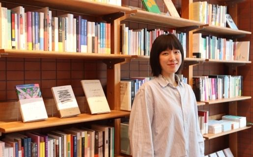 셔츠를 수선한 천 위로 ‘mistake’라고 썼다. 수선한 게 티가 나는 걸 좋아한다고 그는 어느 산문에서 말했다. ‘실패의 흔적’을 숨기지 않는, 오히려 소중히 여기는 삶의 태도와도 맞닿아 있다.