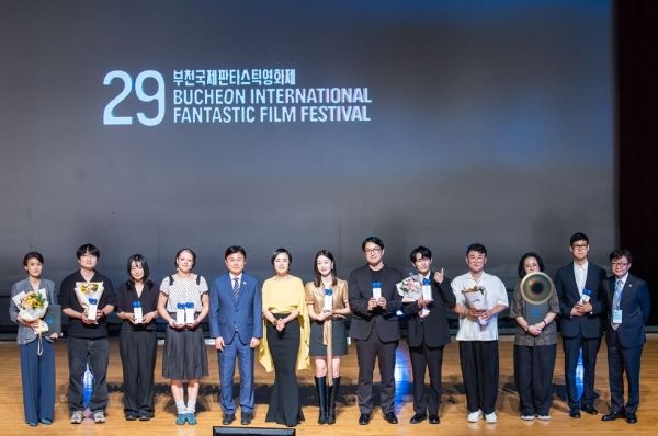 조용익(왼쪽에서 5번째), 장미희(왼쪽에서 6번째) 조직위원장, 신철(오른쪽) 집행위원장과 수상자들이 단체 사진을 찍고 있다(사진=부천영화제)