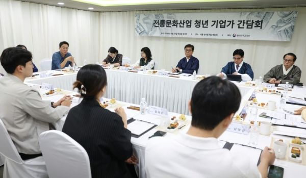 최휘영 문화체육관광부 장관이 25일 ‘2025 오늘전통축제’가 열리고 있는 서울 성동구 에스팩토리를 찾아 전통문화산업 청년 기업인들과의 간담회를 갖고 있다(사진=문화체육관광부)