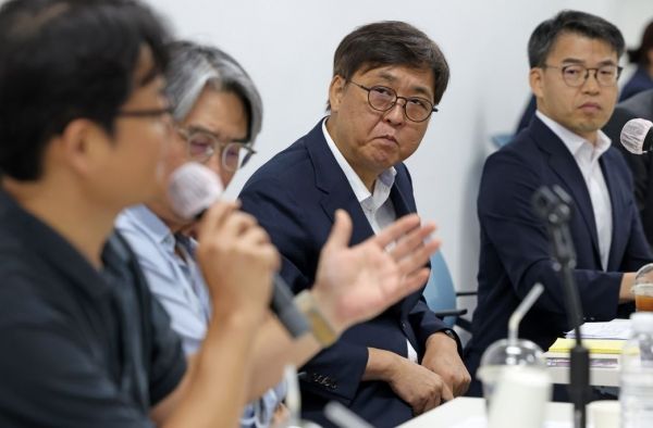 최휘영 문체부 장관이 영화인들과 간담회를 갖고 있다(사진=연합뉴스)