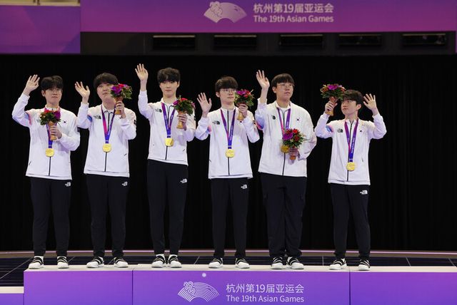 중국에서 열린 '2022 항저우 아시안게임'에서 e스포츠 국가대표 선수들이 귀중한 메달을 따냈다. 사진은 리그오브 레전드 선수단이 금메달을 받은 후 기념촬영하는 모습. [사진=연합뉴스]