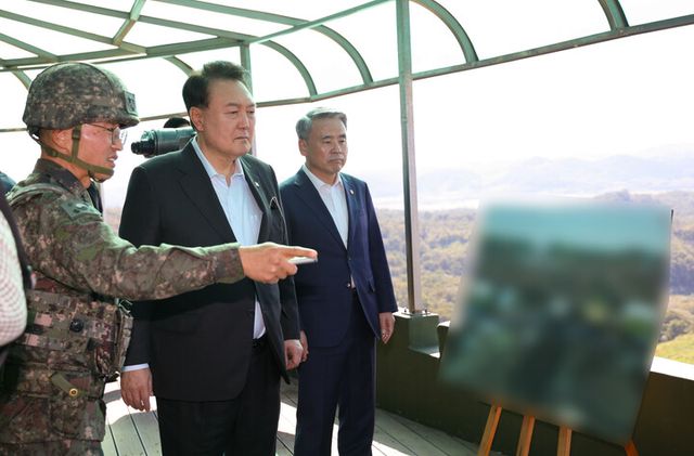 윤석열 대통령이 추석 연휴 중인 1일 경기도 연천군 육군 제25사단 상승전망대를 찾아 북측을 바라보며 최성진 25사단장으로부터 설명을 듣고 있다. [사진=연합뉴스]