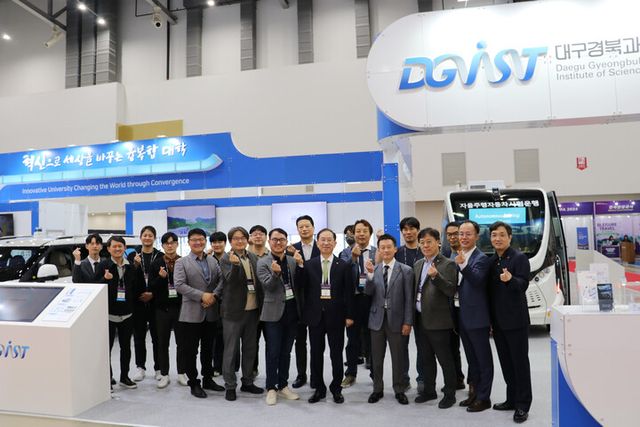 ‘2023 대한민국 미래모빌리티엑스포’에 참가한 국양 DGIST 총장(가운데) 및 융합연구원·디지털제조혁신사업단 연구원들. [사진=DGIST]
