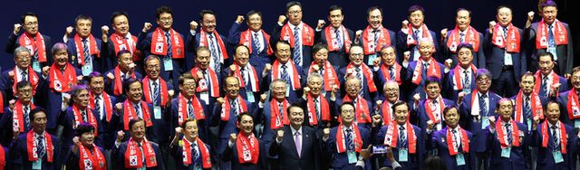 윤석열 대통령이 4일 서울 송파구 올림픽공원 올림픽홀에서 열린 재향군인회 창설 제71주년 기념식 및 전국 읍·면·동회장 총력안보 결의대회에서 참석자들과 기념촬영을 하고 있다. [사진=연합뉴스]