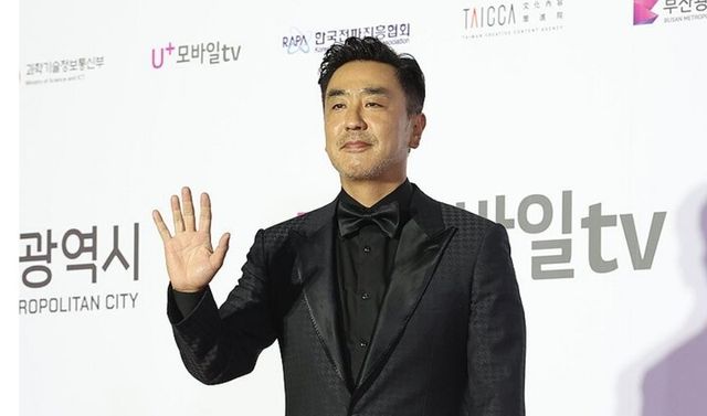배우 류승룡이 8일 부산 해운대구 영화의전당 야외극장에서 열린 '2023 아시아콘텐츠어워즈 & 글로벌OTT어워즈' 행사에 참석하고 있다. [사진=연합뉴스]